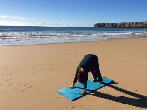 Yoga meditation på stranden algarve portugal